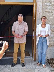 Le 14 juin, plusieurs dizaines de personnes sont venus inaugurer la mairie de Sutrieu. L'ensemble du bâtiment a été rénové : isolation, peinture... Chasun a pu apprécié la qualité du travail effectué. Ce moment convivial a été agrémenté  par un concert de Val muse et s'est terminé par le verre de l'amitié.