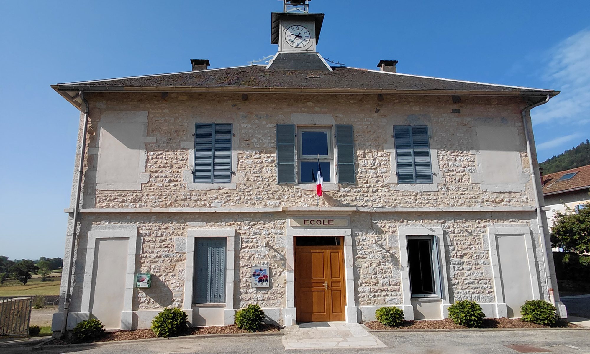 Le 14 juin, plusieurs dizaines de personnes sont venus inaugurer la mairie de Sutrieu. L'ensemble du bâtiment a été rénové : isolation, peinture... Chasun a pu apprécié la qualité du travail effectué. Ce moment convivial a été agrémenté  par un concert de Val muse et s'est terminé par le verre de l'amitié.