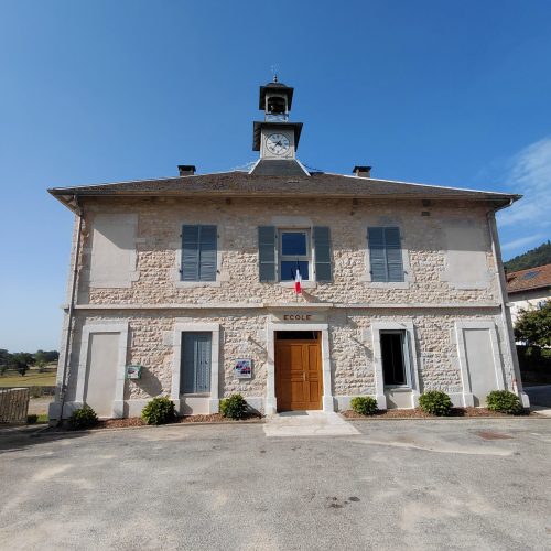 Le 14 juin, plusieurs dizaines de personnes sont venus inaugurer la mairie de Sutrieu. L'ensemble du bâtiment a été rénové : isolation, peinture... Chasun a pu apprécié la qualité du travail effectué. Ce moment convivial a été agrémenté  par un concert de Val muse et s'est terminé par le verre de l'amitié.